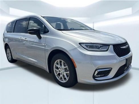 Used 2024 Chrysler Pacifica Touring-L FWD image 3