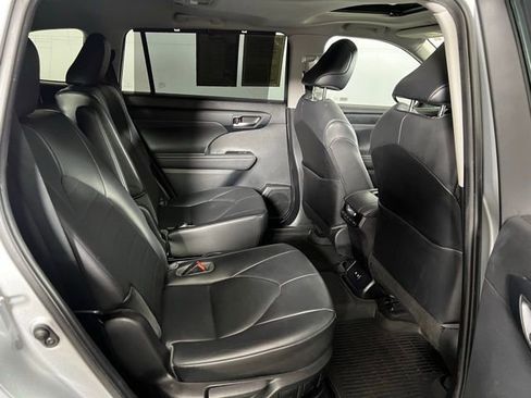 Used 2020 Toyota Highlander XLE image 24
