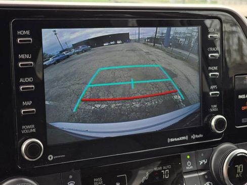 Used 2022 Toyota Highlander LE AWD/4WD image 27