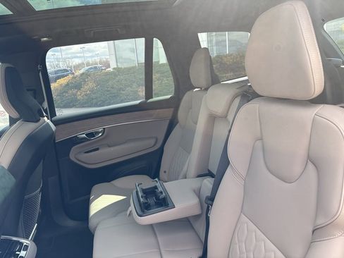 Used 2025 Volvo XC90 B6 Plus image 32