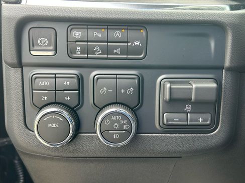 New 2026 Chevrolet Suburban Premier w/ Sun And Tow Package AWD/4WD image 30
