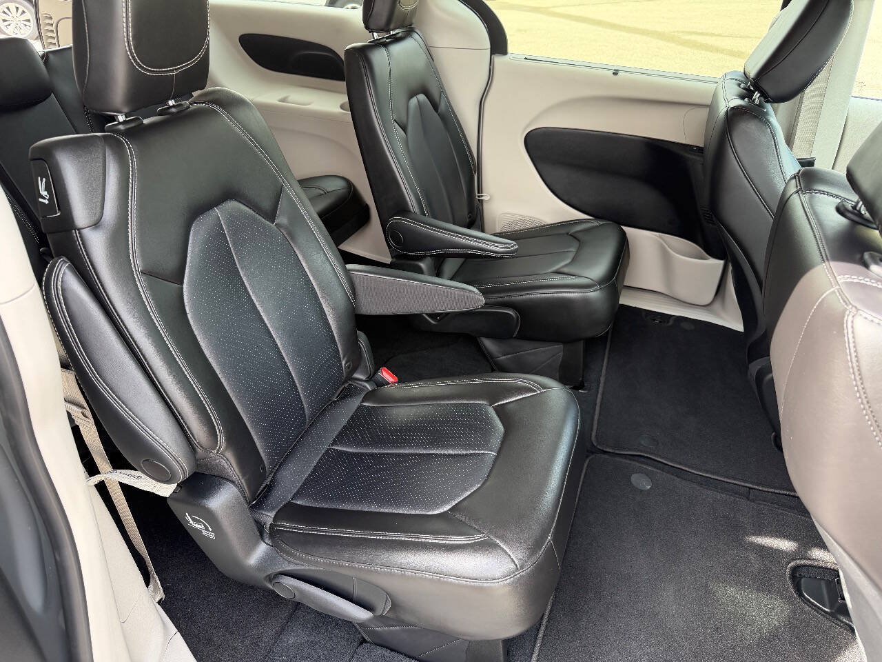 Used 2023 Chrysler Pacifica Touring-L AWD/4WD image 18