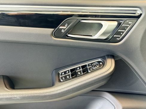 Certified 2025 Porsche Macan image 11
