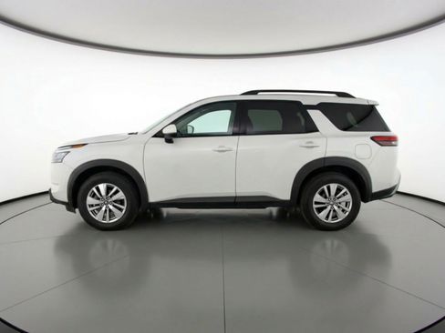 Used 2025 Nissan Pathfinder SV image 5
