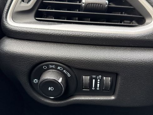 Used 2023 Chrysler Pacifica Touring-L w/ S Appearance Package image 15