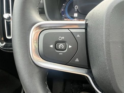 Used 2025 Volvo XC40 B5 Plus image 18