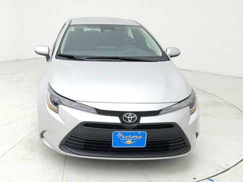 Used 2025 Toyota Corolla LE FWD image 2