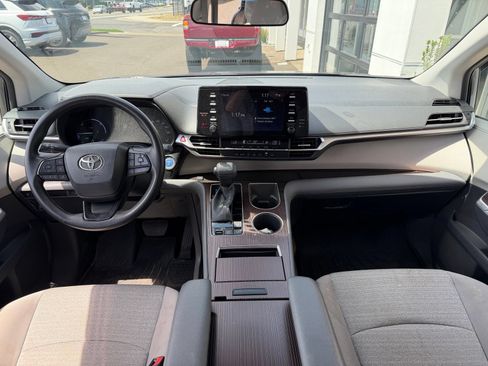 Used 2023 Toyota Sienna LE FWD image 5
