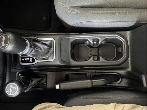 Used 2025 Jeep Wrangler Unlimited Sahara AWD/4WD image 21