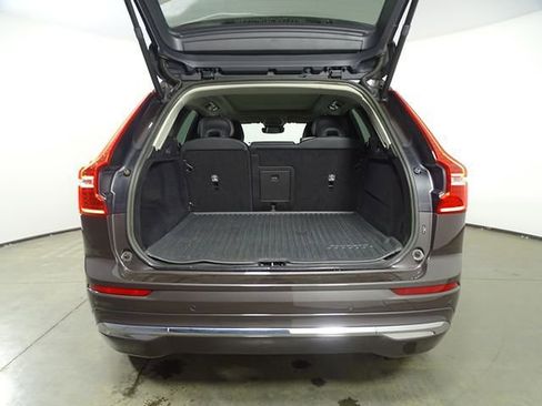 Used 2023 Volvo XC60 B5 Plus image 23