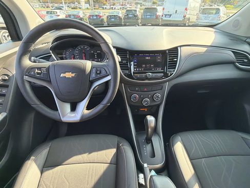 Certified 2022 Chevrolet Trax LT w/ LT Convenience Package AWD/4WD image 18