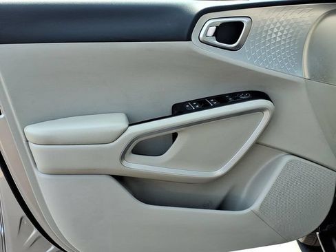 Used 2025 Kia Soul LX w/ LX Technology Package FWD image 12