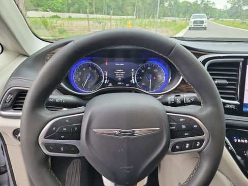 Used 2023 Chrysler Pacifica Limited FWD image 19