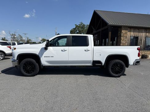 Used 2023 Chevrolet Silverado 2500 LT AWD/4WD image 3