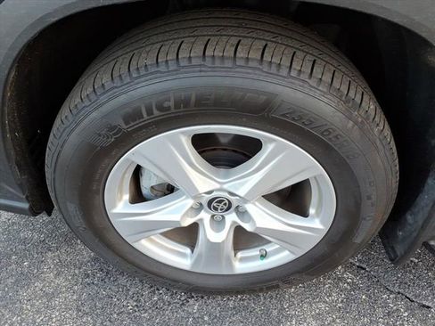 Used 2024 Toyota Highlander LE AWD/4WD image 13