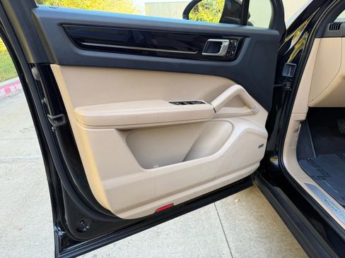 Used 2019 Porsche Cayenne Sport Utility 4D image 9