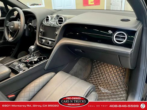 Used 2017 Bentley Bentayga image 21