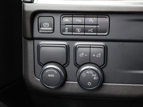 Used 2025 Chevrolet Suburban LS RWD image 33