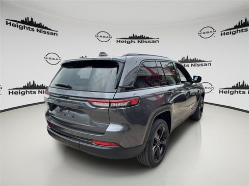 Used 2023 Jeep Grand Cherokee Altitude AWD/4WD image 4