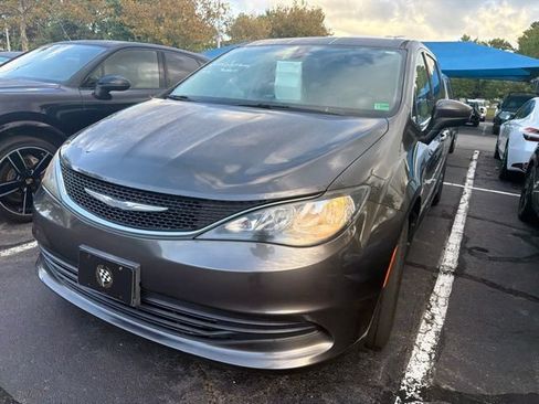 Used 2017 Chrysler Pacifica Touring FWD image 5