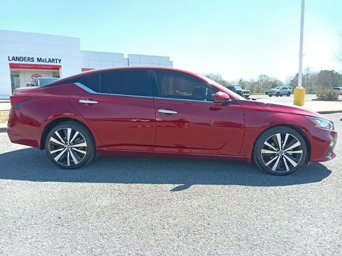 Used 2022 Nissan Altima 2.5 Platinum image 2