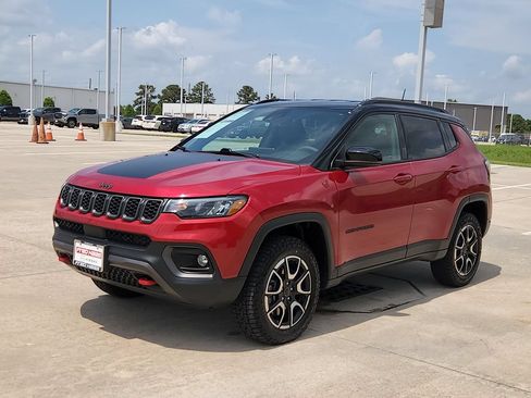 Used 2025 Jeep Compass Trailhawk AWD/4WD image 9