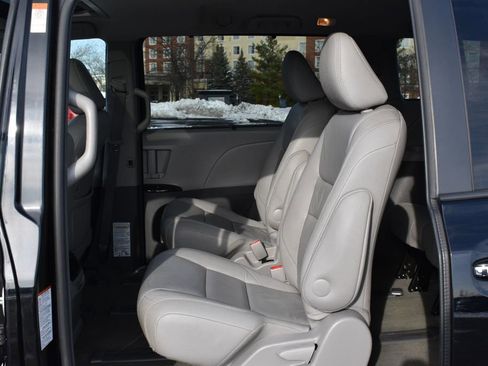 Used 2016 Toyota Sienna XLE image 25