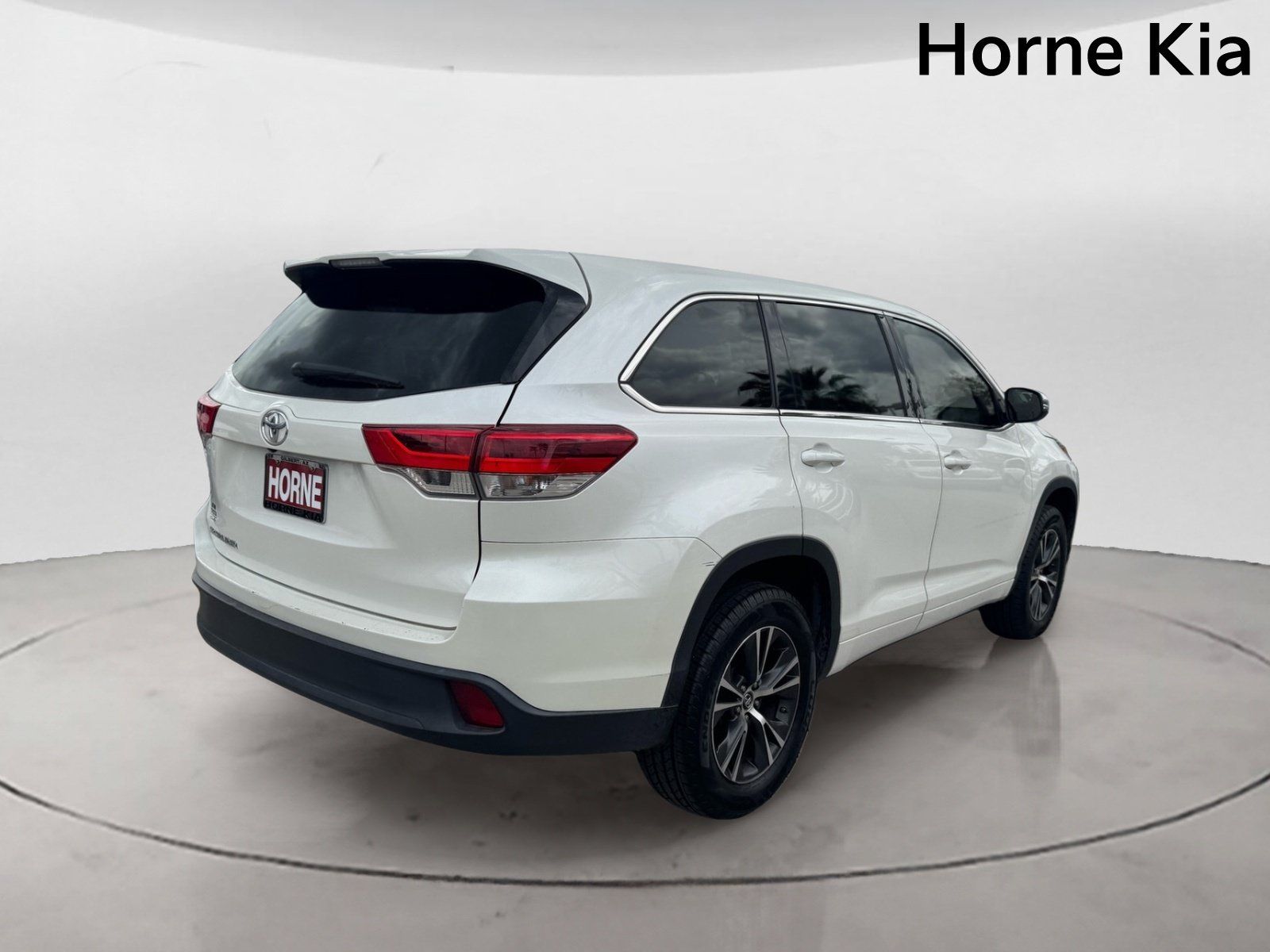 Used 2018 Toyota Highlander LE FWD image 4