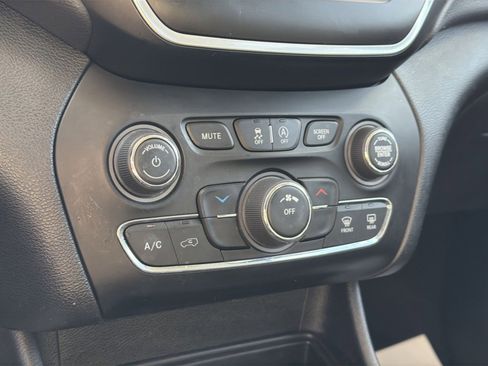 Certified 2020 Jeep Cherokee Latitude Plus w/ Cold Weather Group image 27