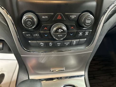 Used 2019 Jeep Grand Cherokee Laredo AWD/4WD image 16