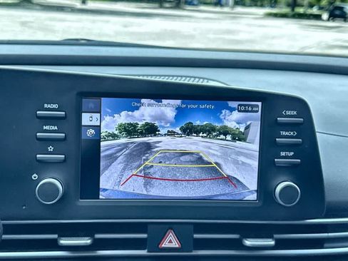 Used 2025 Hyundai Elantra SE FWD image 19
