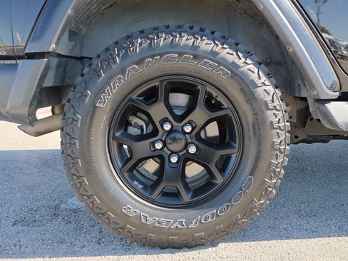 Used 2019 Jeep Wrangler Unlimited Sahara image 12