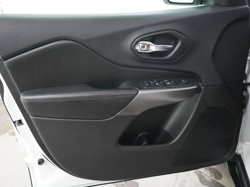 Used 2019 Jeep Cherokee Latitude Plus w/ Cold Weather Group FWD image 20