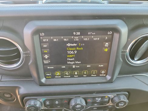 Used 2022 Jeep Wrangler Unlimited Sahara w/ Cold Weather Group AWD/4WD image 15