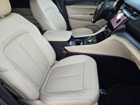 New 2025 Jeep Grand Cherokee L Limited w/ Luxury Tech Group II image 13