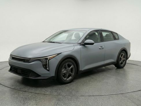 Used 2025 Kia K4 LXS image 3
