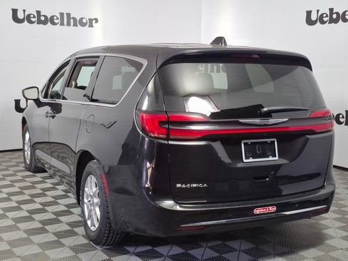 Used 2023 Chrysler Pacifica Touring-L image 5