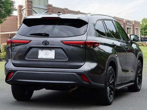 Used 2023 Toyota Highlander Limited FWD image 6