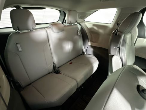Used 2022 Toyota Sienna XLE w/ XLE Plus Package FWD image 28