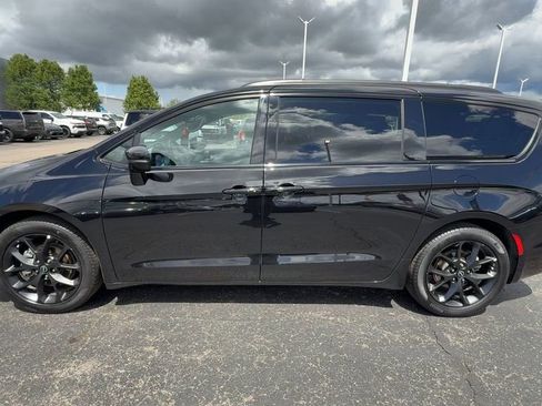 Used 2025 Chrysler Pacifica Limited FWD image 5