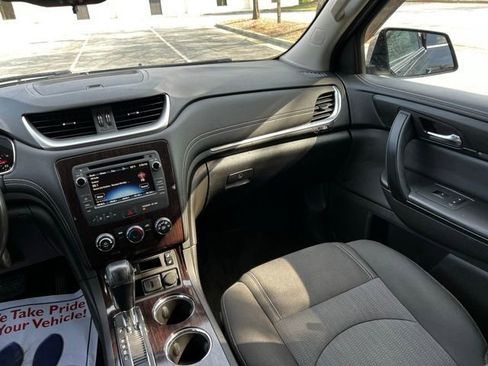 Used 2017 Chevrolet Traverse LT w/ Style and Technology Package image 27