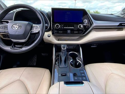 Used 2024 Toyota Highlander Limited image 15