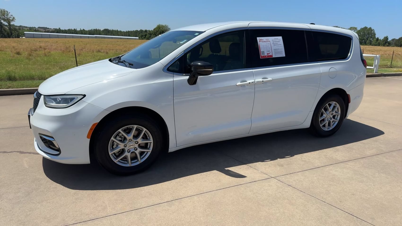 Used 2025 Chrysler Pacifica Select FWD image 5