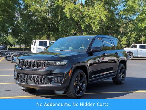 Used 2025 Jeep Grand Cherokee Altitude RWD image 1