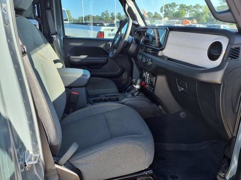 Used 2025 Jeep Gladiator Sport AWD/4WD image 19