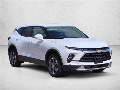 Used 2025 Chevrolet Blazer LT AWD/4WD image 3