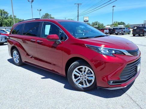 Used 2025 Toyota Sienna XLE w/ XLE Plus Package AWD/4WD image 2