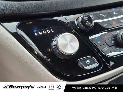 Used 2024 Chrysler Pacifica Touring-L FWD image 21