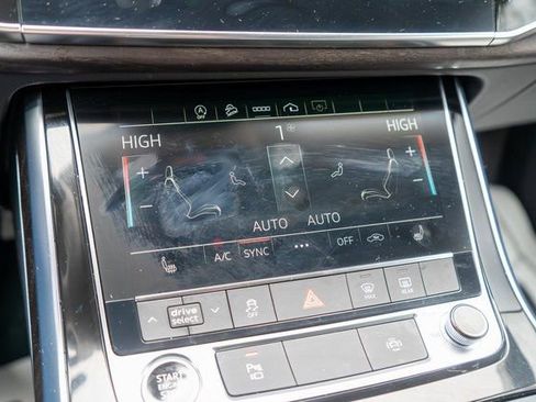 Used 2022 Audi Q8 Premium image 31