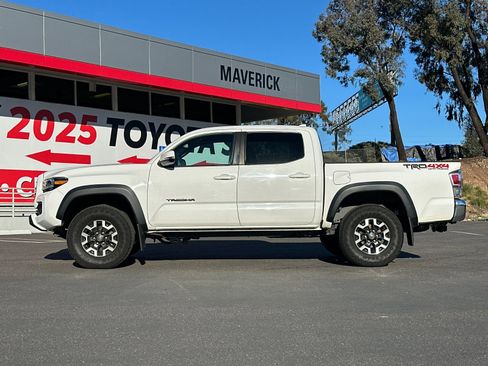 Used 2022 Toyota Tacoma TRD Off-Road image 2
